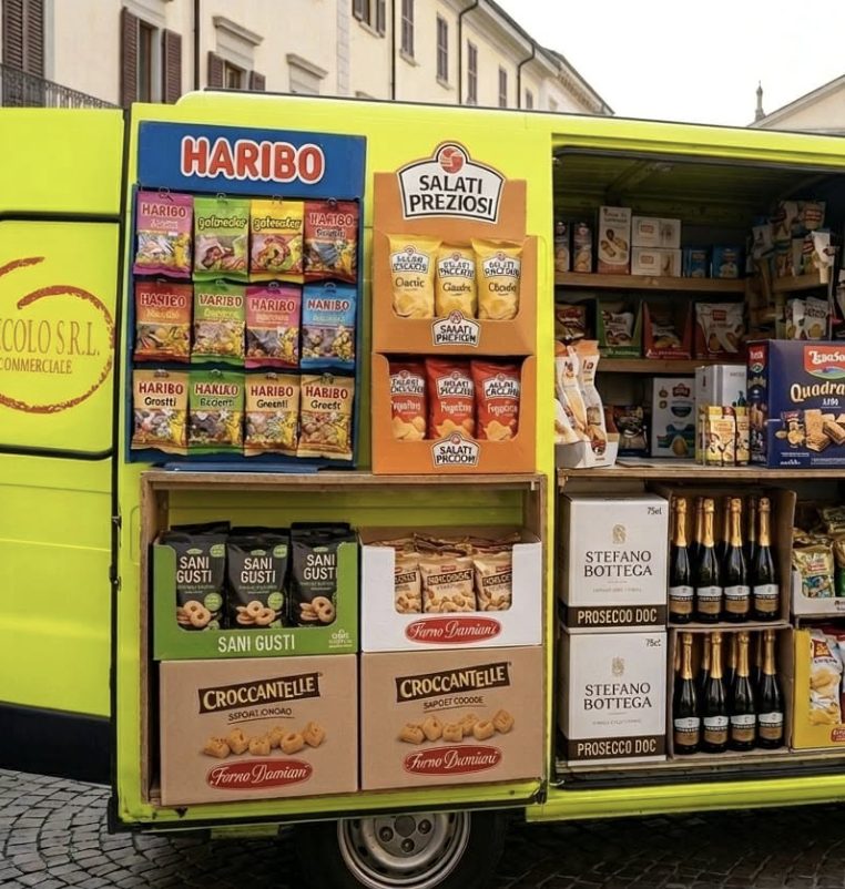 Il furgone Secolo Commerciale aperto durante una consegna: espositori Haribo, Salati Preziosi, Croccantelle, Sani Gusti e Prosecco Bottega a bordo